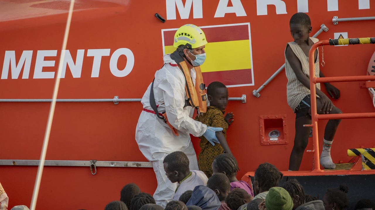 Familias separadas, personas con trabajo trasladadas contra su voluntad y casos que cumplen 18 años en semanas: la Generalitat destapa las vergüenzas del reparto de menores migrantes del Gobierno