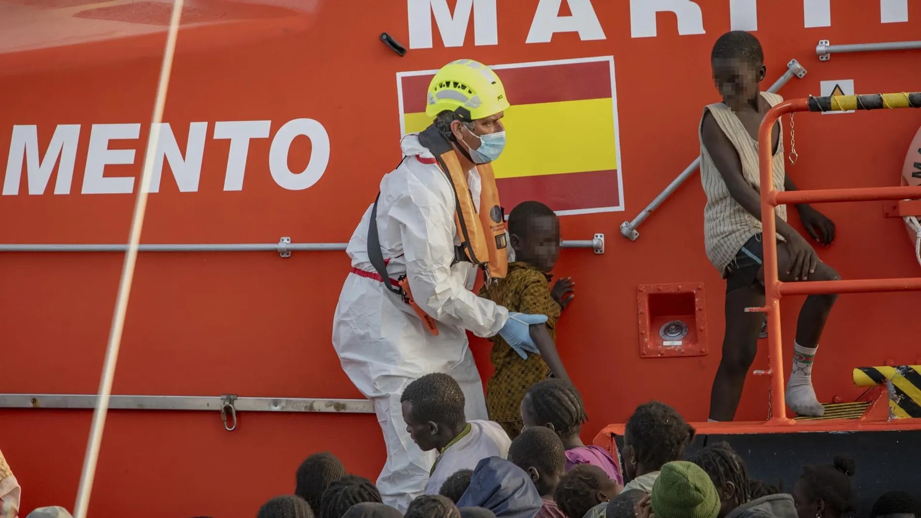 El Gobierno quiere terminar octubre con unas 500 derivaciones de menores migrantes asilados de Canarias a Península