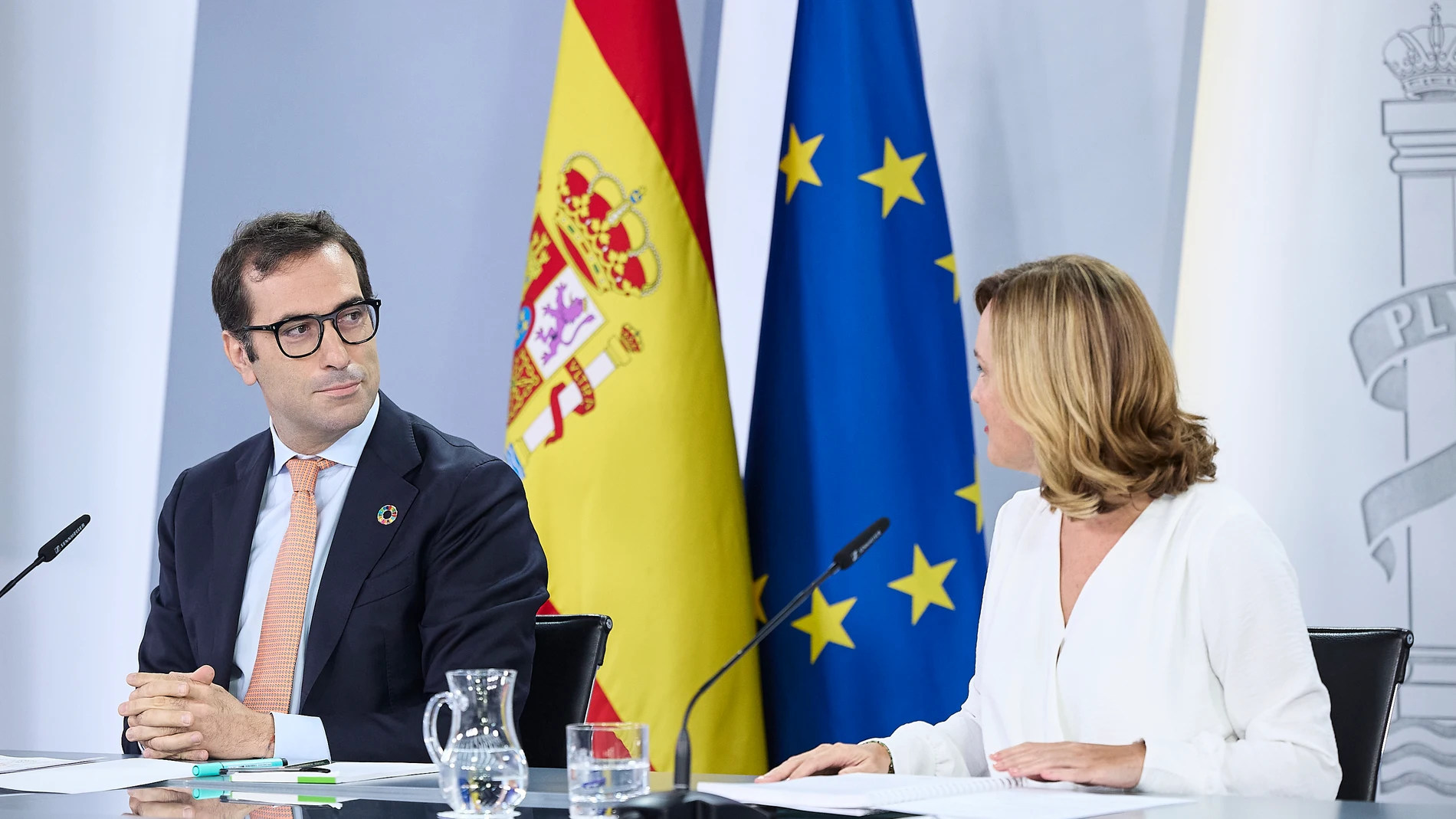 El miistro de Economía, Comercio y Empresa, Carlos Cuerpo y la ministra de Educación, Formación Profesional y Deportes y portavoz del Gobienrno, Pilar Alegría, durante una rueda de prensa tras el Consejo de Ministros, en el Palacio de la Moncloa, a 23 de septiembre de 2025, en Madrid (España). El Consejo de Ministros ha aprobado el decreto-ley por el cual se consolida jurídicamente el embargo de armas a Israel. La aprobación de esta medida tiene lugar dos semanas después de que el presidente ...
