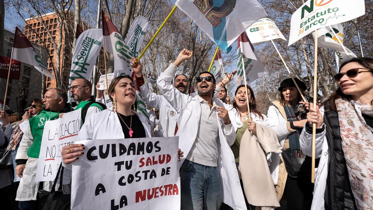El PP denuncia que el Gobierno de Sánchez "empuja a los sanitarios a otra huelga" y lamenta que el PSRM les dé la espalda