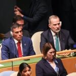 El Rey Felipe VI y el presidente del Gobierno, Pedro Sánchez, durante la inauguración de la 80 Asamblea General de la ONU