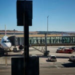 Ambiente Aeropuerto. Aviones, puertas de embarque, colas, pasajeros, aeropuerto Madrid Barajas, maletas, factu