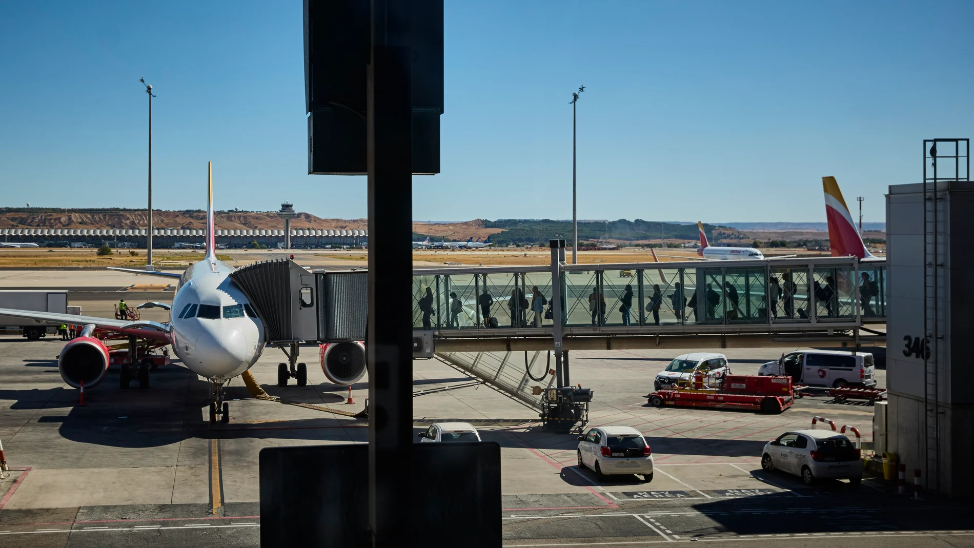 Ambiente Aeropuerto. Aviones, puertas de embarque, colas, pasajeros, aeropuerto Madrid Barajas, maletas, facturación, duty free. © Diario La Razón. 23 09 2025