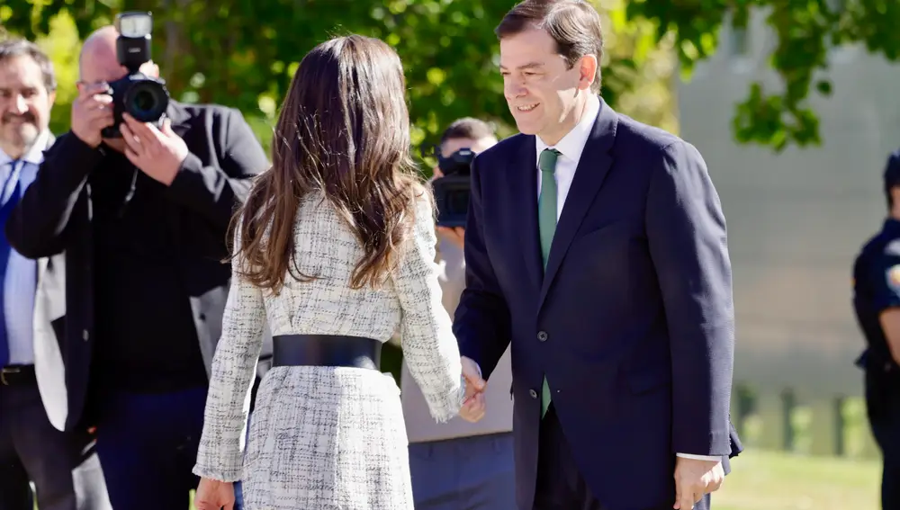 Fernández Mañueco saluda a Doña Letizia