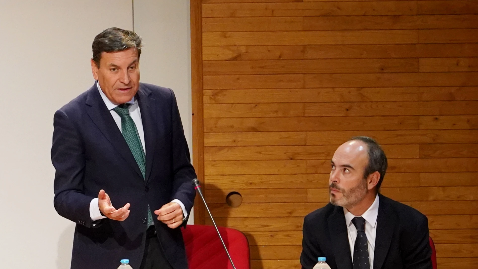 El consejero de Economía y Hacienda y portavoz, Carlos Fernández Carriedo, participa en la apertura de la Jornada Técnica de Autoconsumo Fotovoltaico.junto al director general de Energía y Minas Alfonso Arroyo