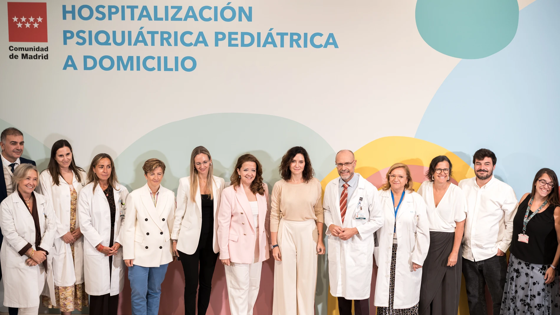 (I-D) En el centro, la consejera de Sanidad, Fátima Matute; la presidenta de la Comunidad de Madrid, Isabel Díaz Ayuso y el gerente del Hospital Infantil Universitario Niño Jesús, Julio Zarco, durante la presentación del balance de la Unidad de Hospitalización Pediátrica a Domicilio del Hospital público Infantil Universitario Niño Jesús, en el Hospital, a 23 de septiembre de 2025, en Madrid (España). Durante la presentación del balance, se han destacado principalmente cuatro aspectos clave: ...