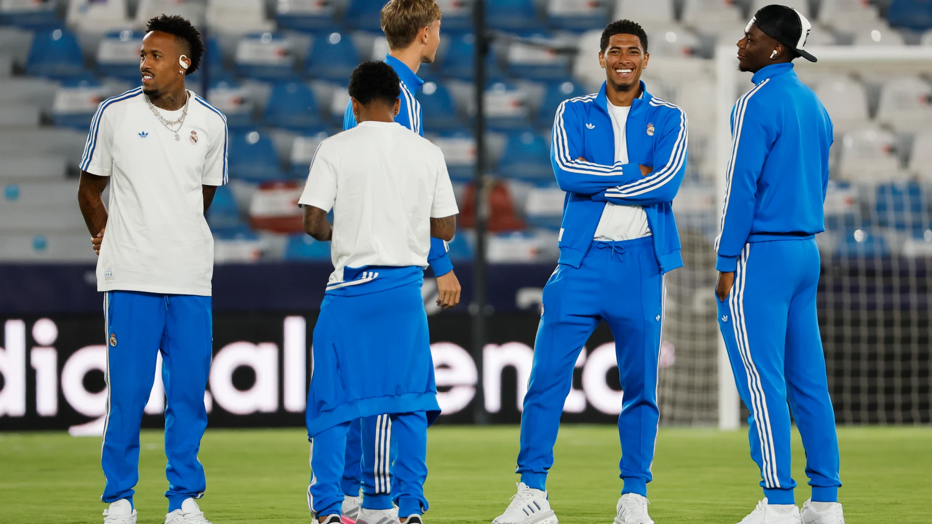 VALENCIA, 23/09/2025.- Jugadores del Real Madrid en el terreno de juego este martes, previo al partido de la jornada 6 de LaLiga EA Sports, que el Levante y el Real Madrid disputan en el Estadio Ciutat de Valencia. EFE/ Ana Escobar