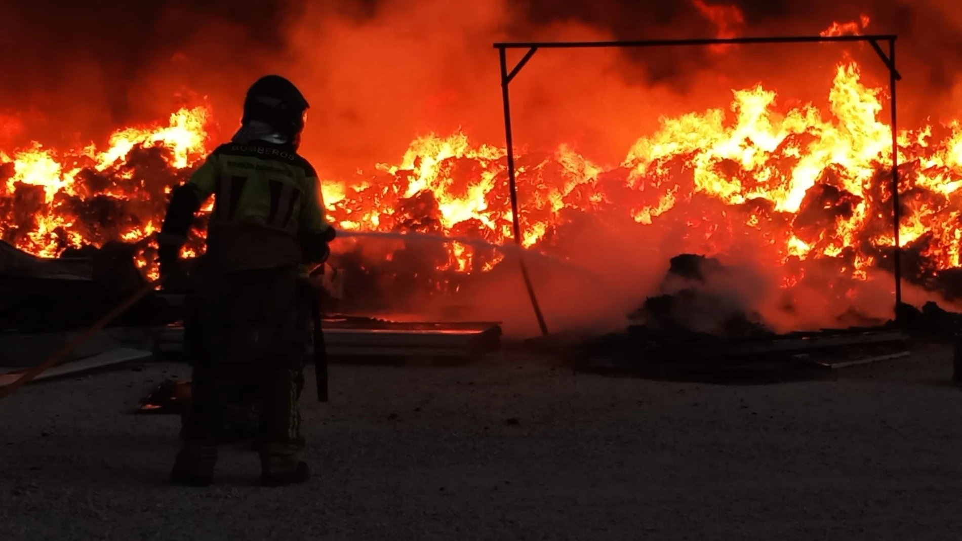 Bomberos del CEIS han controlado el incendio en una planta de reciclaje en Fortuna REMITIDA / HANDOUT por IMÁGENES FACILITADAS POR EL CEIS Fotografía remitida a medios de comunicación exclusivamente para ilustrar la noticia a la que hace referencia la imagen, y citando la procedencia de la imagen en la firma 23/09/2025