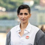 Alba Flores durante su llegada al festival de San Sebastián