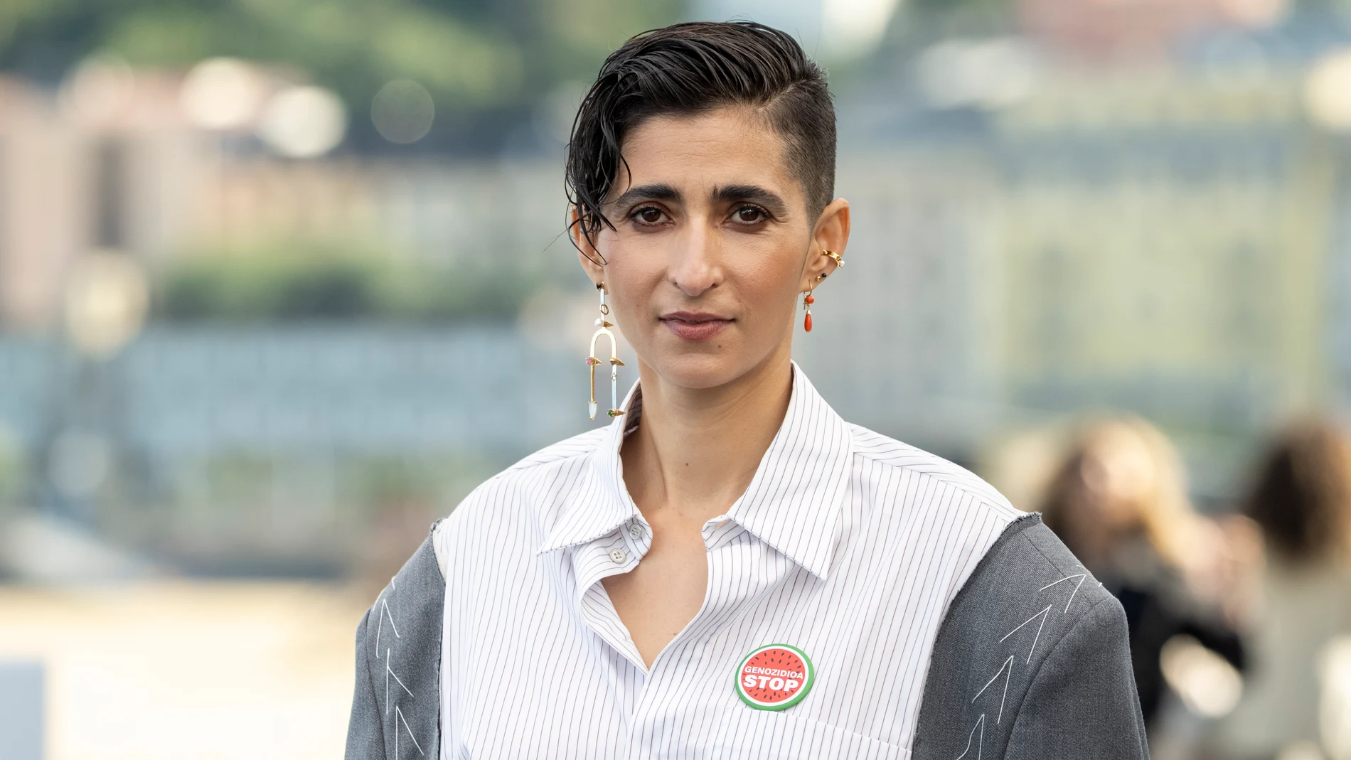 Alba Flores durante su llegada al festival de San Sebastián