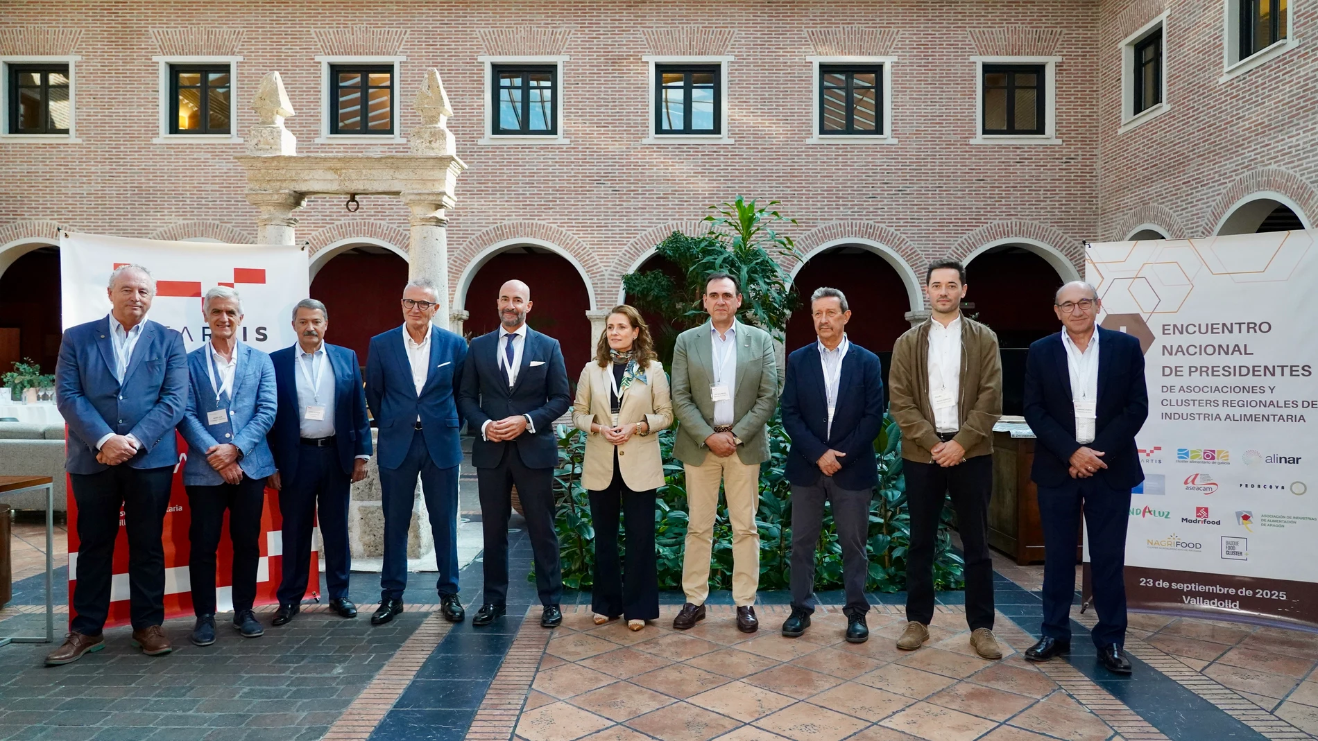 Vitartis celebra el I Encuentro Nacional de presidentes de asociaciones y clústeres regionales de industria alimentaria. Asisten, la directora general de Industria y la Cadena Agroalimentaria, Cristina Frías, y el presidente de Vitartis, Santiago Miguel Casado