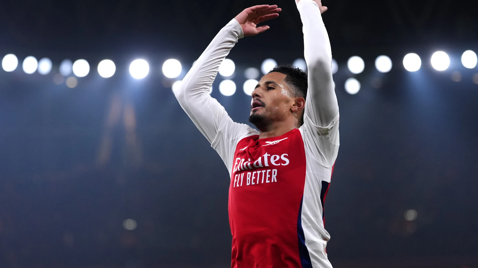(Foto de ARCHIVO) FILED - 15 January 2025, United Kingdom, London: Arsenal's William Saliba celebrates in front of the fans following victory in the English Premier League match against Tottenham Hotspur at the Emirates Stadium Photo: Bradley Collyer/PA Wire/dpa 15/01/2025 ONLY FOR USE IN SPAIN
