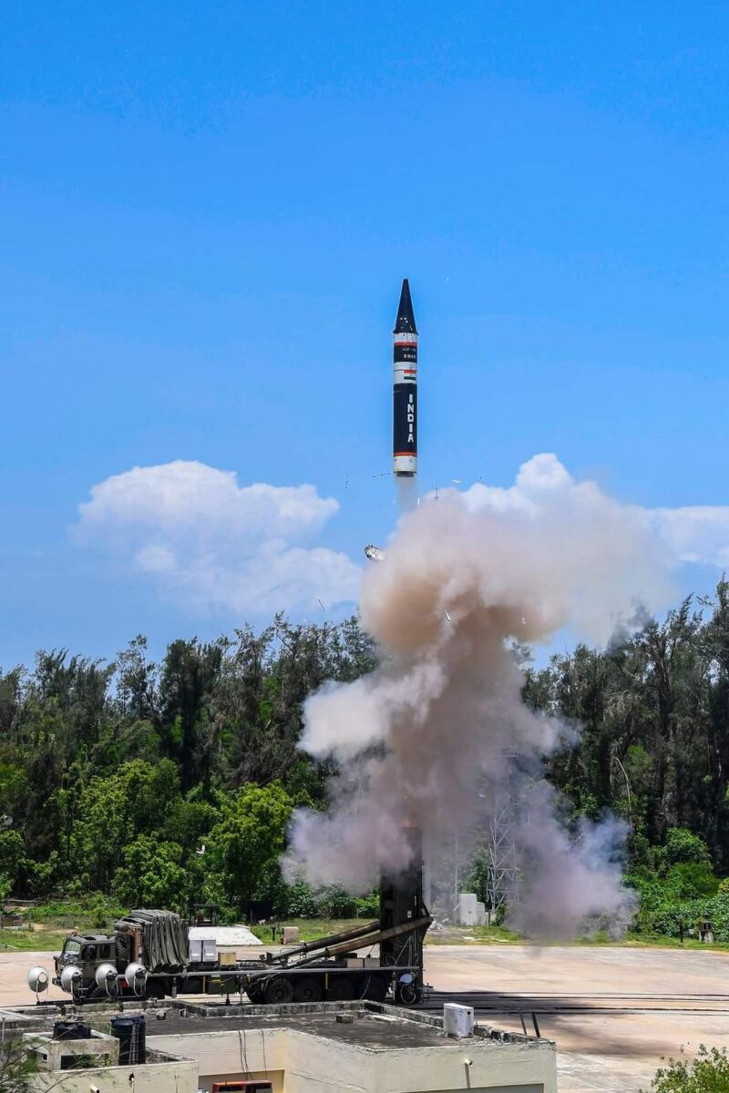 Agni-P, tras el lanzamiento en frío desde el contenedor a bordo de un camión TATRA TEL 12x12 y antes del encendido del motor, en 2021.