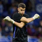 Joan García, en el calentamiento del partido ante el Oviedo