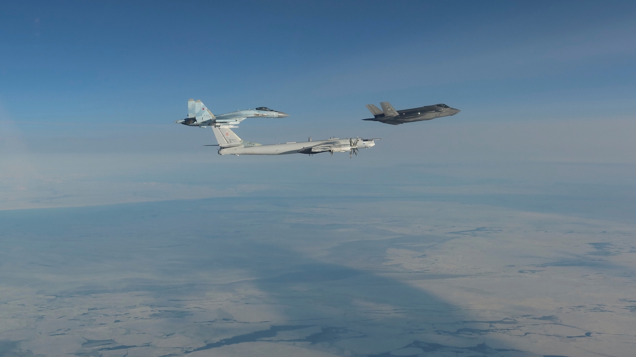 EEUU intercepta varios aviones militares rusos cerca de Alaska