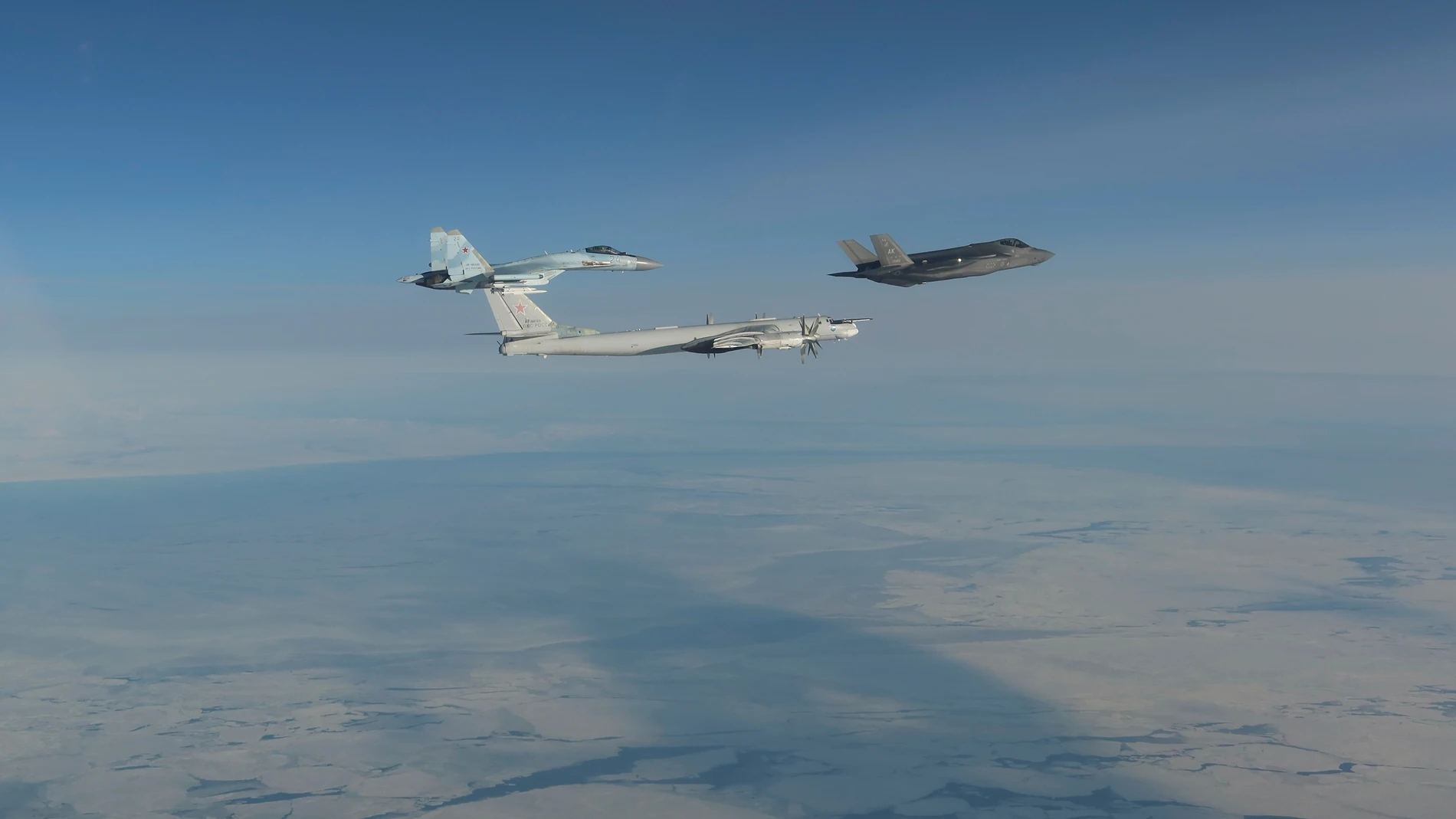 (Foto de ARCHIVO) Imagen de archivo de varios aviones estadounidenses interceptando cazas rusos. Europa Press/Contacto/Tsgt. Donald Hudson/U.S. Air 19/02/2025 ONLY FOR USE IN SPAIN