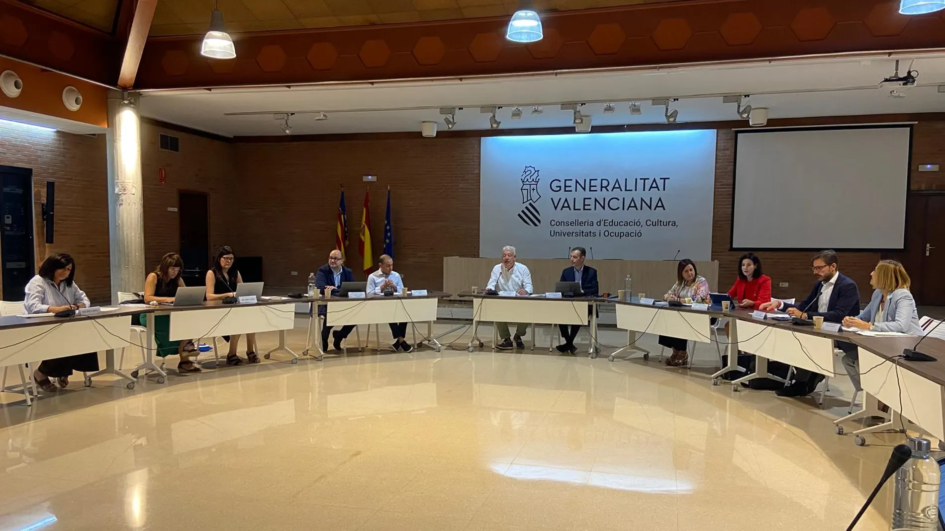 Educación traslada a los sindicatos su disposición a una subida salarial a los docentes si hay un nuevo modelo de financiación autonómica del Gobierno
