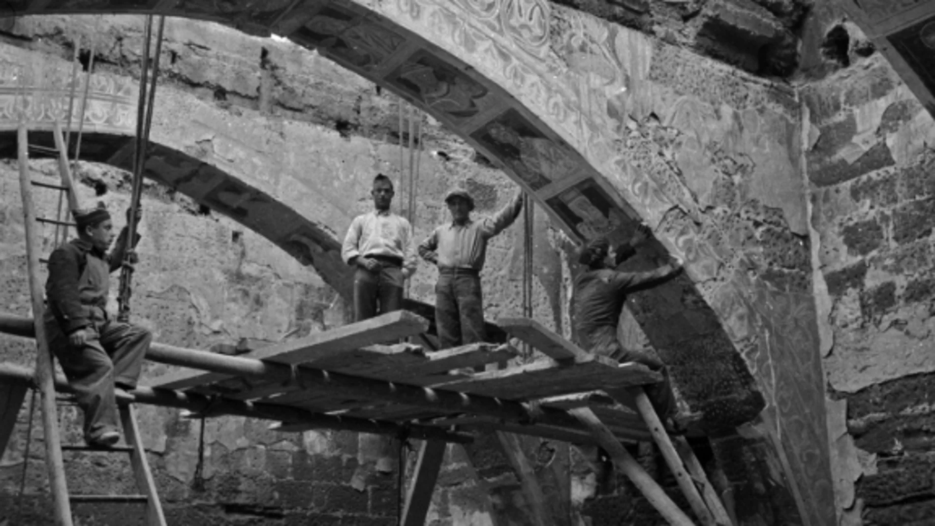 Trabajos de arrancado de las pinturas en el Monasterio de Sijena