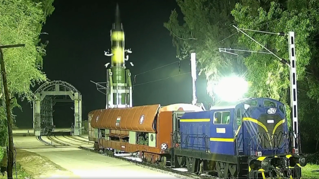 Así es el lanzamiento del misil balístico nuclear Agni-P de la India desde un tren (vídeo)