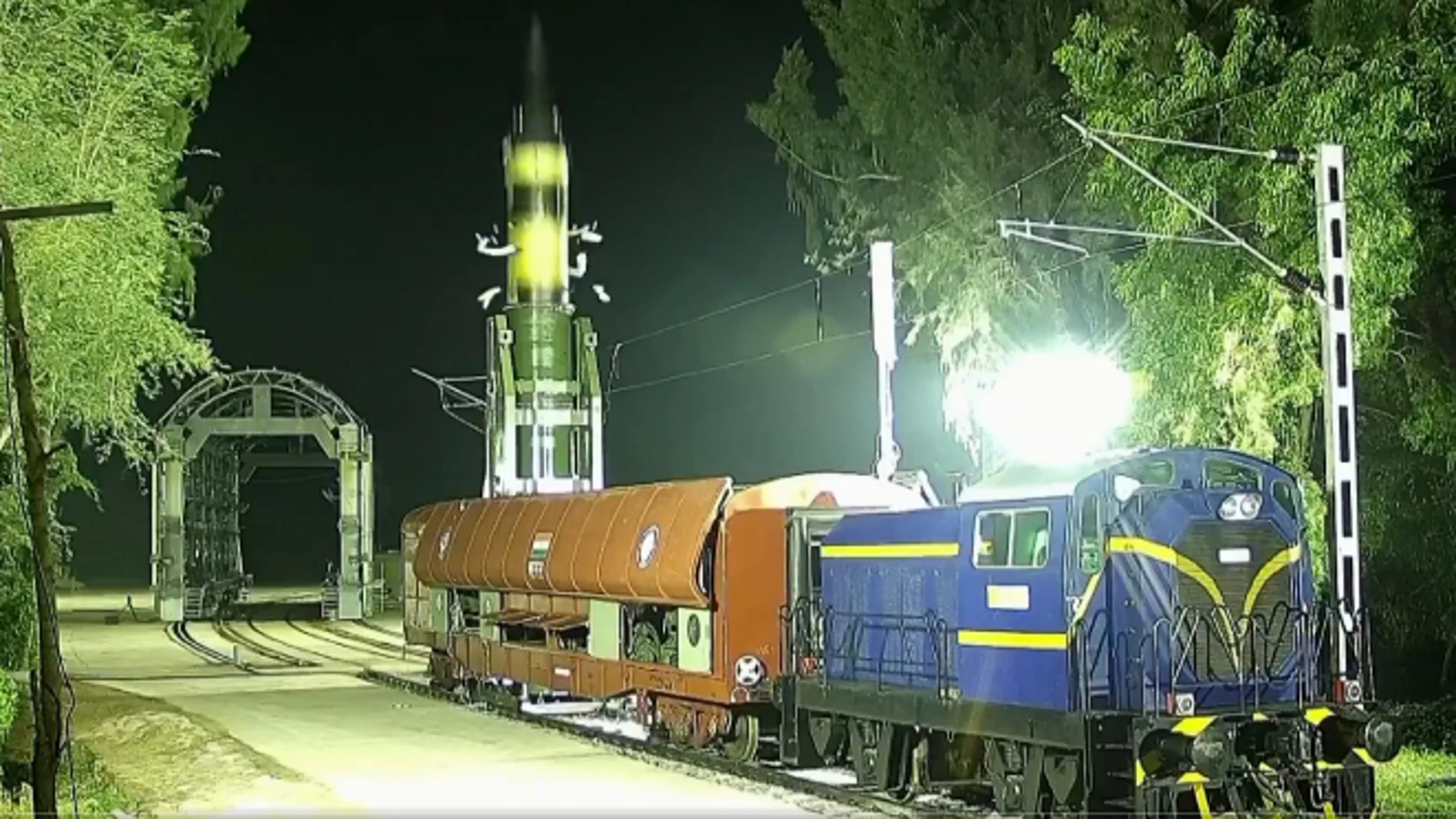 Así es el lanzamiento del misil balístico nuclear Agni-P de la India desde un tren (vídeo).