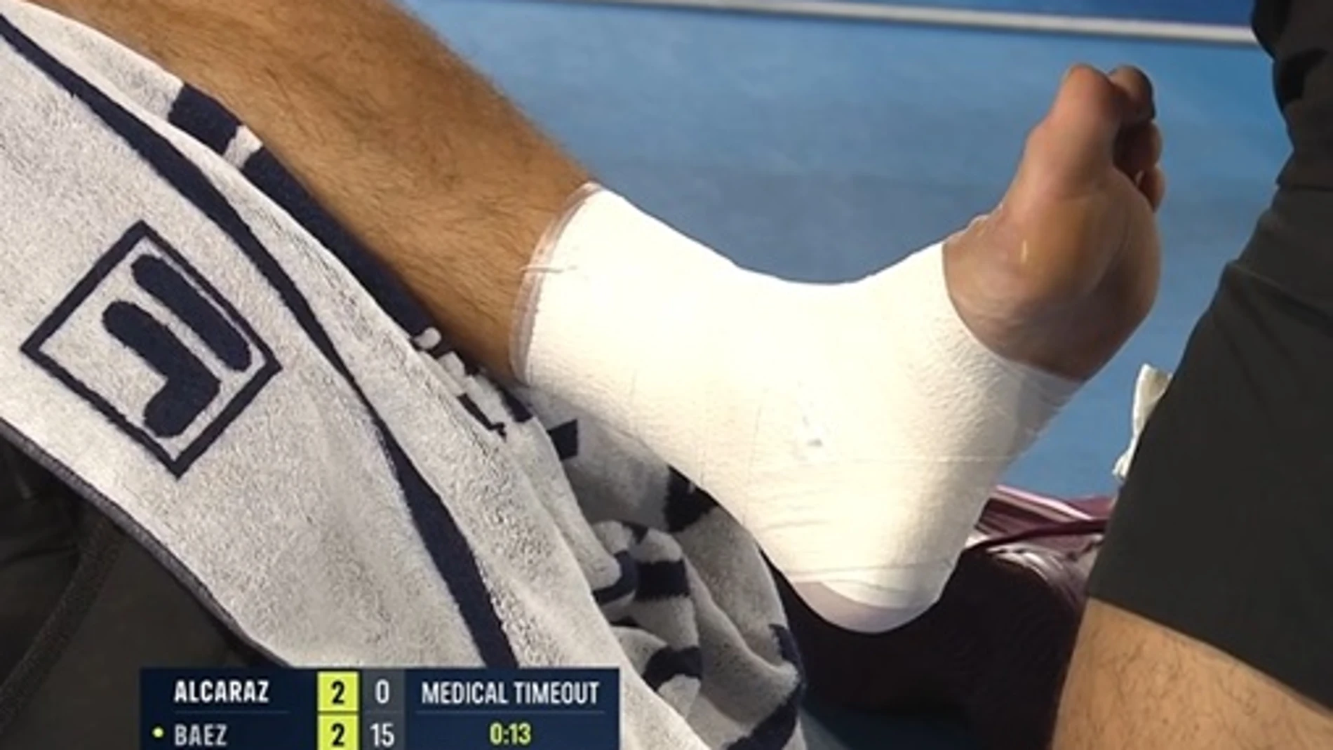 El tobillo izquierdo de Carlos Alcaraz fue vendado en su estreno en el ATP 500 de Tokio contra Sebastián Báez