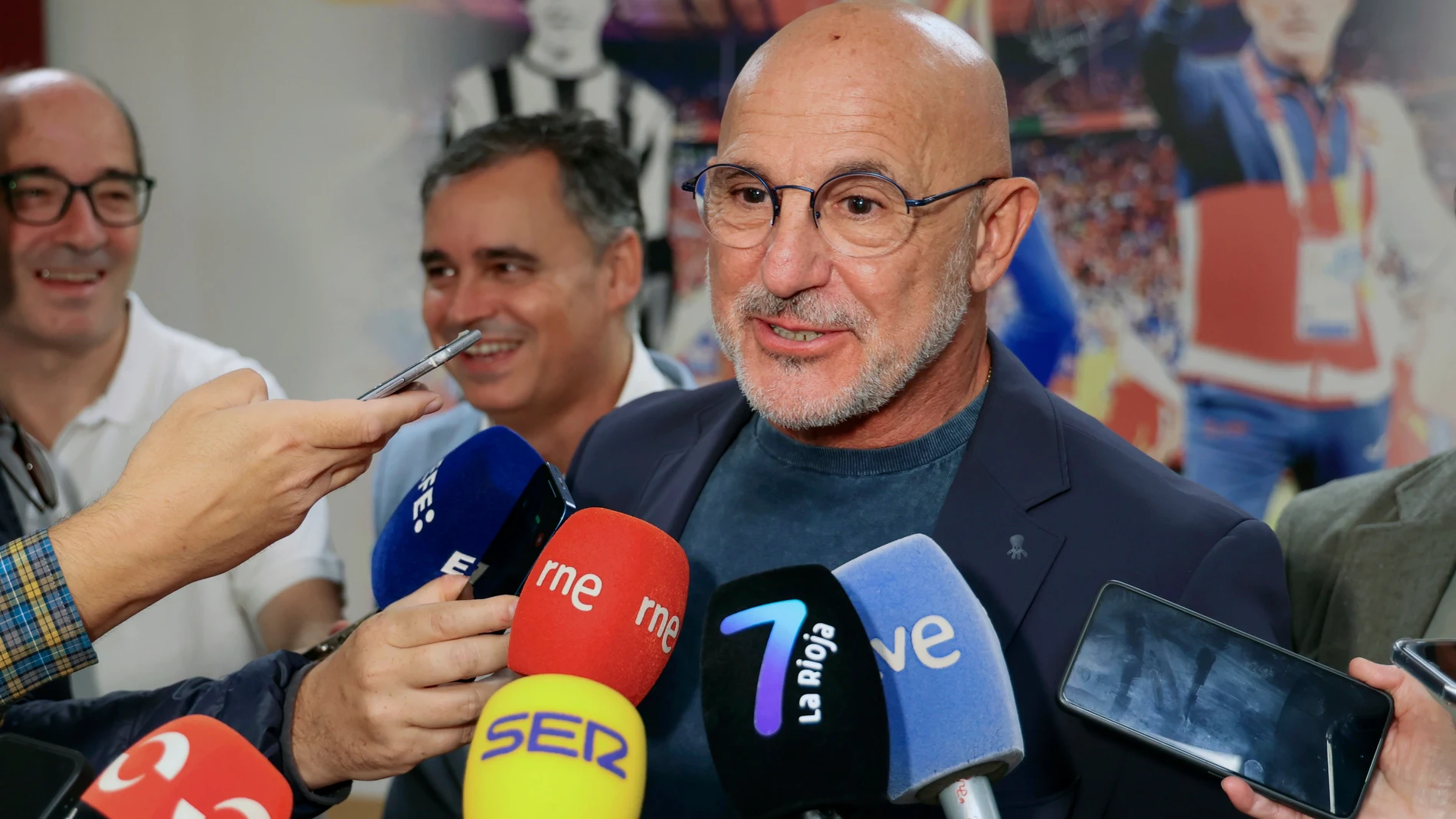 LOGROÑO, 25/09/2025.- El seleccionador español, Luis de la Fuente atiende a la prensa durante el acto en el que ha recibido un homenaje en Logroño de la Federación Riojana de Fútbol, que le ha dado su nombre a una sala de su sede, donde ha colocado un vinilo decorativo con varias imágenes del seleccionador.EFE/ Raquel Manzanares