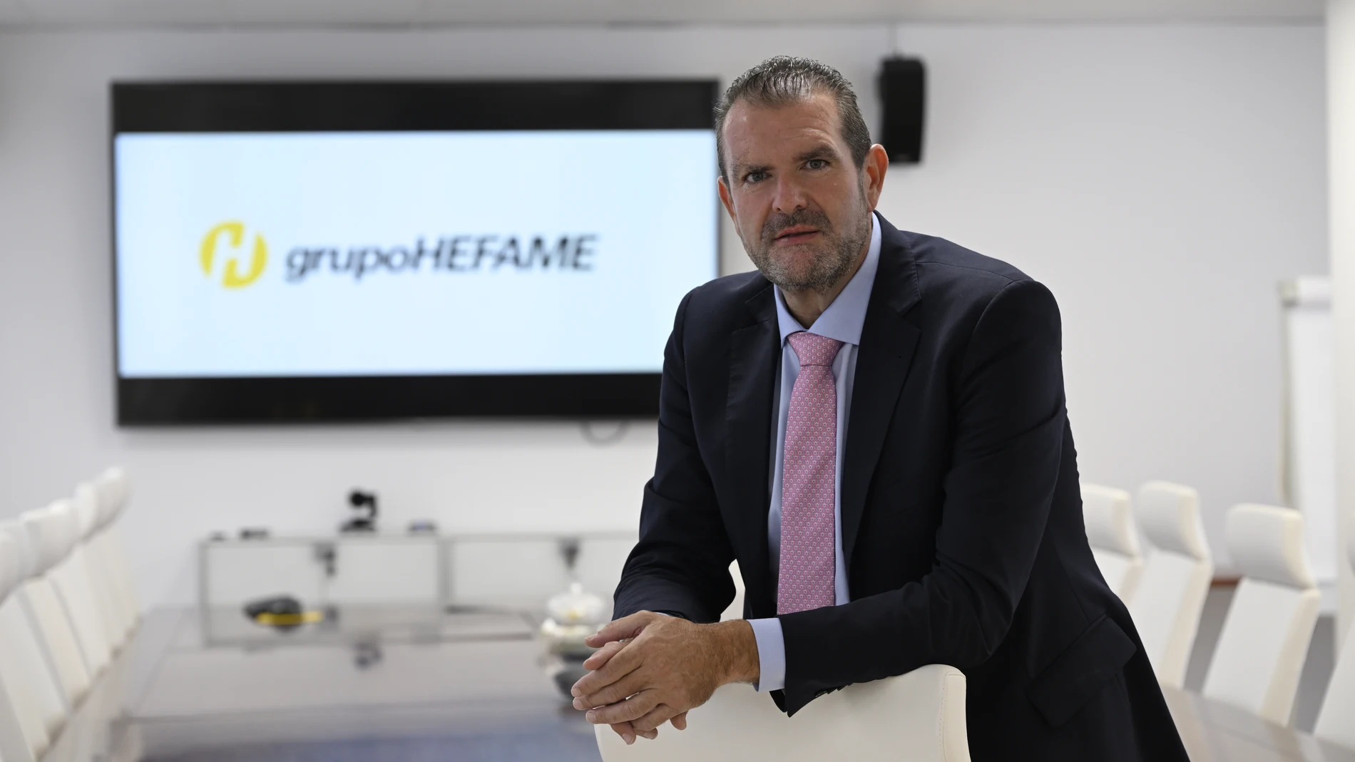 El presidente de Hefame, Enrique Ayuso, destaca la labor de la farmacia rural