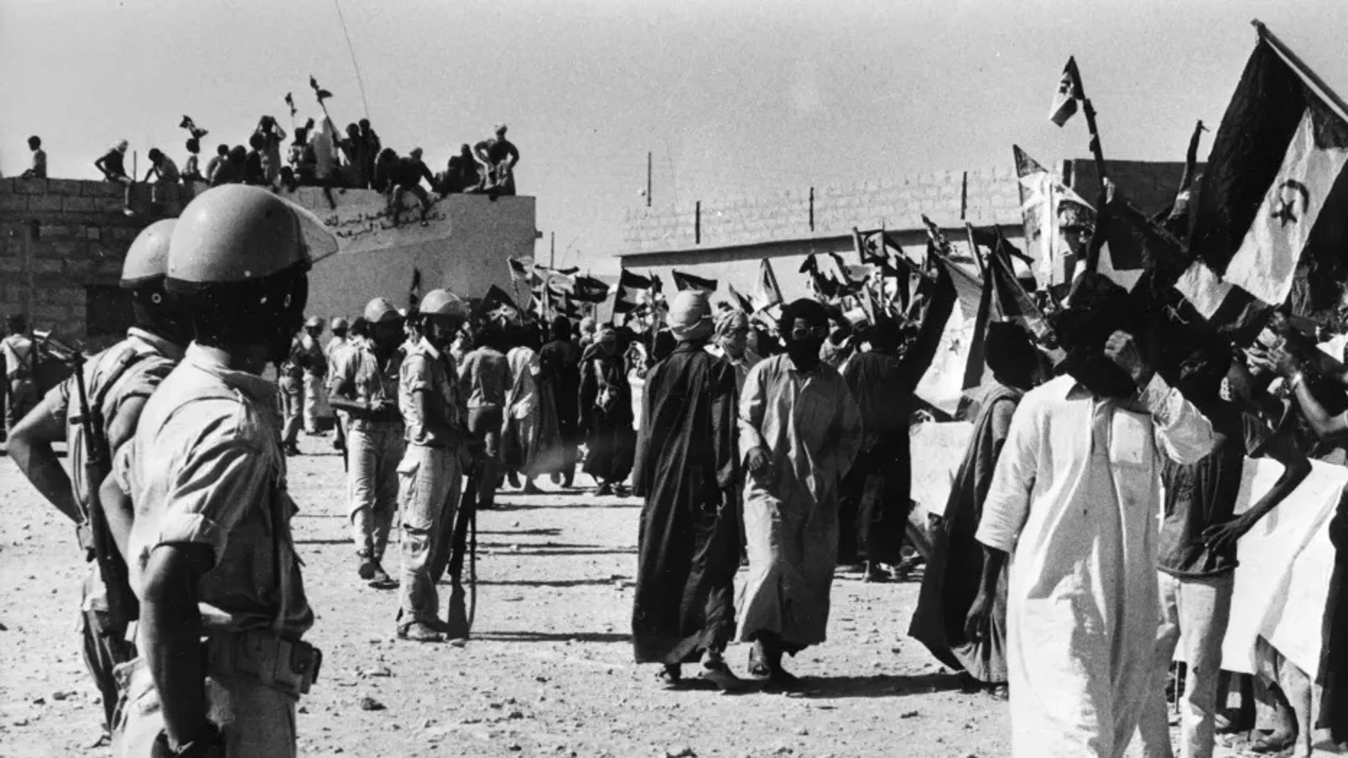 Soldados españoles vigilando una manifestación del Frente Polisario, en agosto de 1975 en este cuadro del Prado