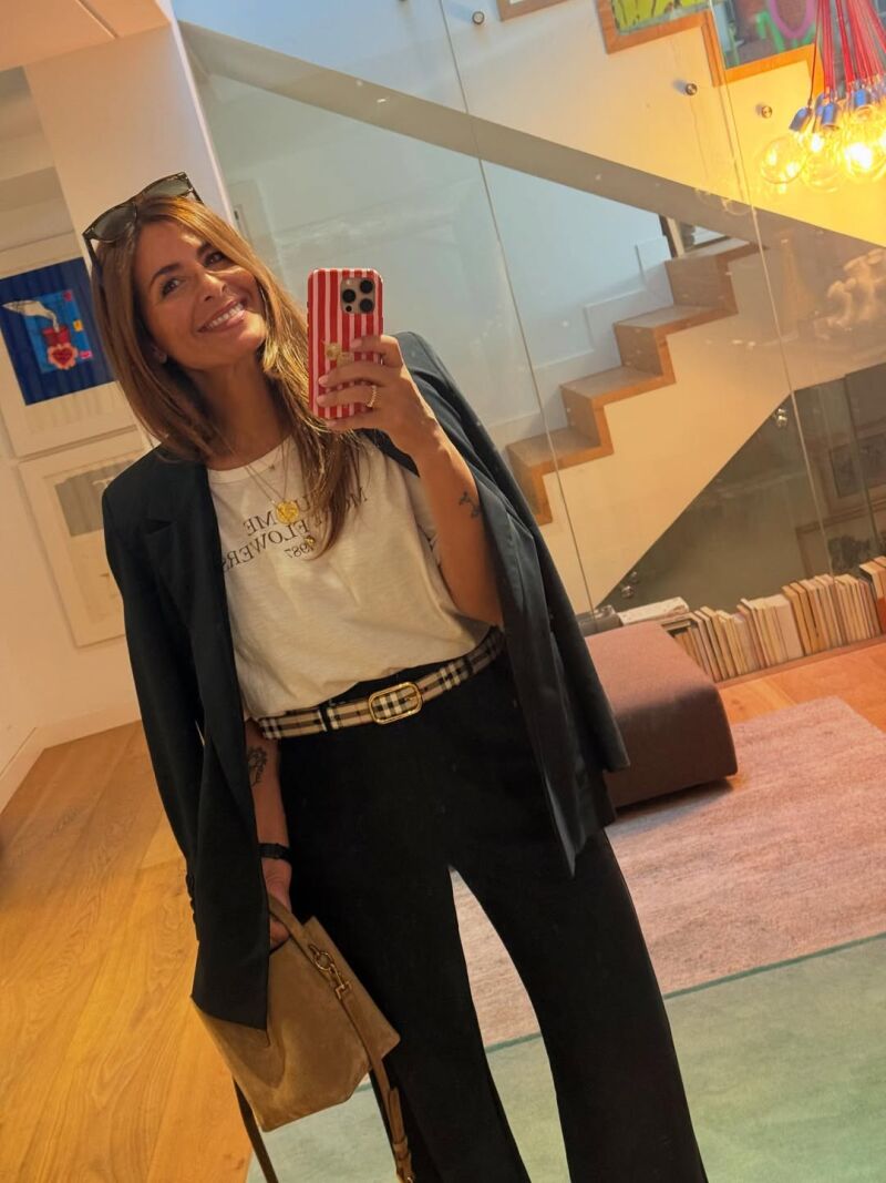 Nuria Roca con traje y zapatillas.