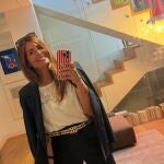 Nuria Roca con traje y zapatillas. Nuria Roca con traje y zapatillas.