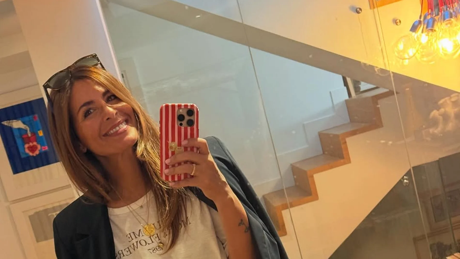 Nuria Roca con traje y zapatillas.