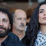 Motaz Malhees y Saja Kilani, actores de "La voz de Hind", uniéndose a la manifestación celebrada tras el pase celebrado en el Victoria Eugenia