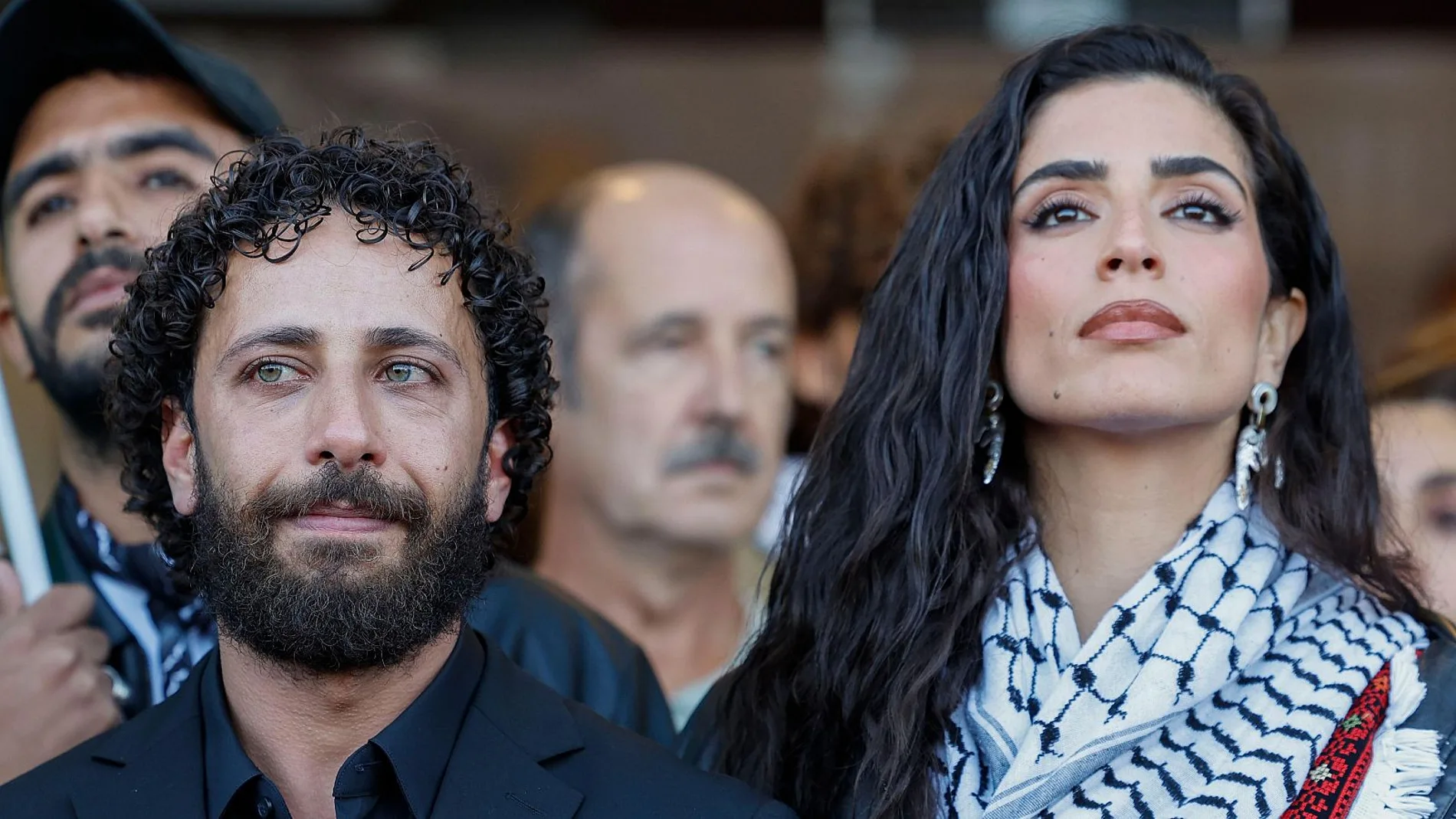 Motaz Malhees y Saja Kilani, actores de "La voz de Hind", uniéndose a la manifestación celebrada tras el pase celebrado en el Victoria Eugenia