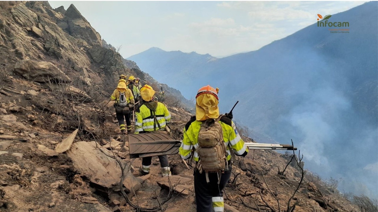 Más de cuatro días de lucha contra el incendio forestal en el Pico del Lobo (Guadalajara), que sigue en nivel 1