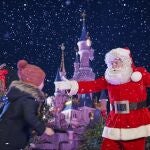 Papá Noel, frente al Castillo de la Bella Durmiente en Disneyland Paris