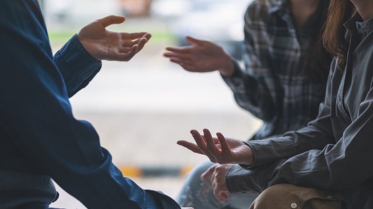 Cinco frases para callar a esa persona que no para de meterse en tus conversaciones