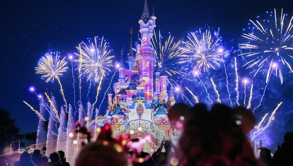 Fuegos artificiales frente al Castillo de la Bella Durmiente en Disneyland Paris