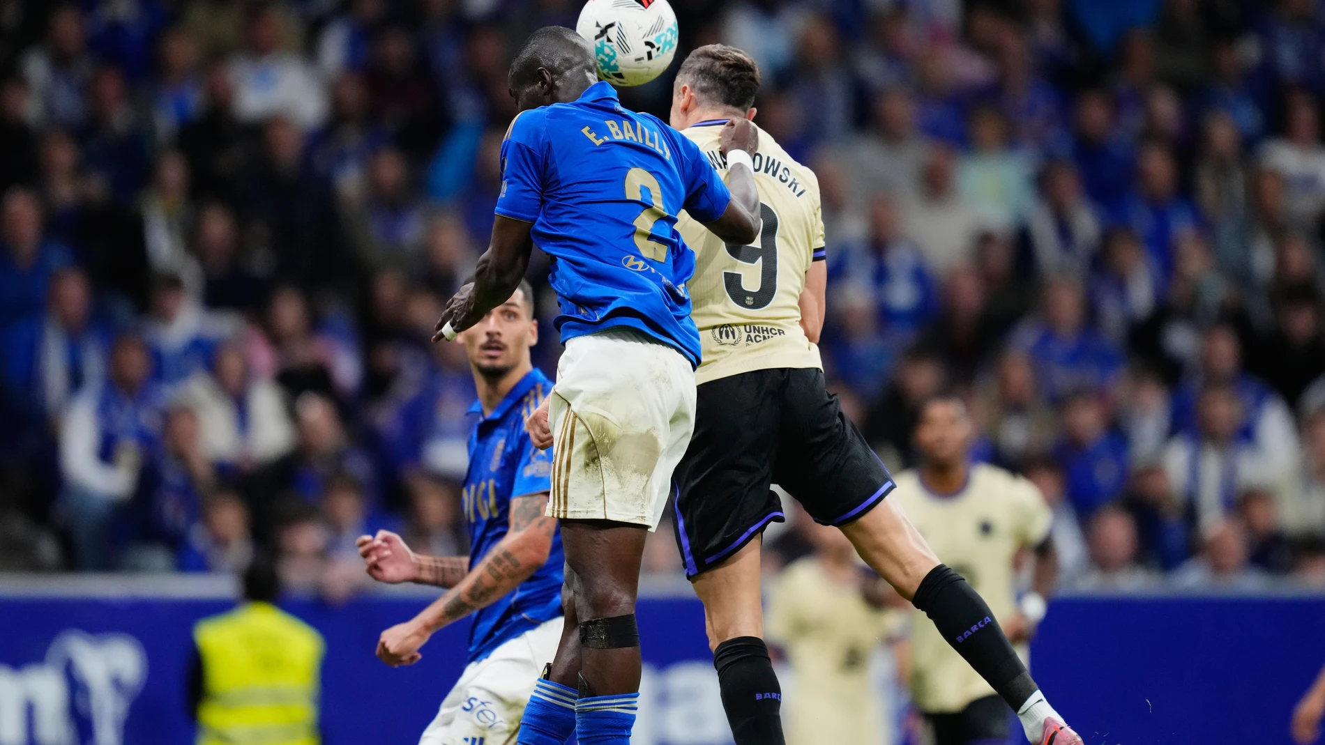 Barcelona's Robert Lewandowski scores his side's second goal during a Spanish La Liga soccer match at the Carlos Tartiere stadium in Oviedo, Spain, Thursday, Sept. 25, 2025. (AP Photo/Jose Breton)