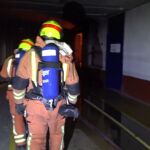 Bomberos trabajan en la extinción de un incendio en una empresa de Carlet (Valencia)