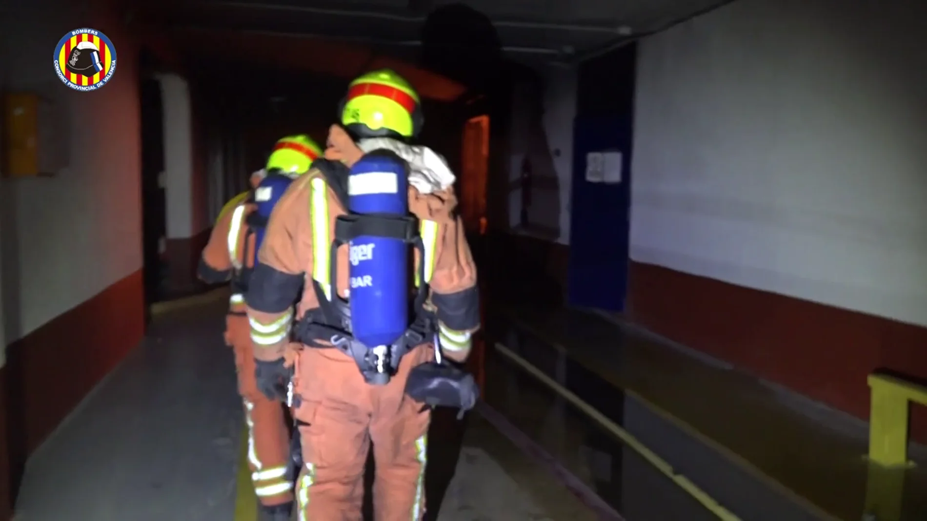 Bomberos trabajan en la extinción de un incendio en una empresa de Carlet (Valencia)