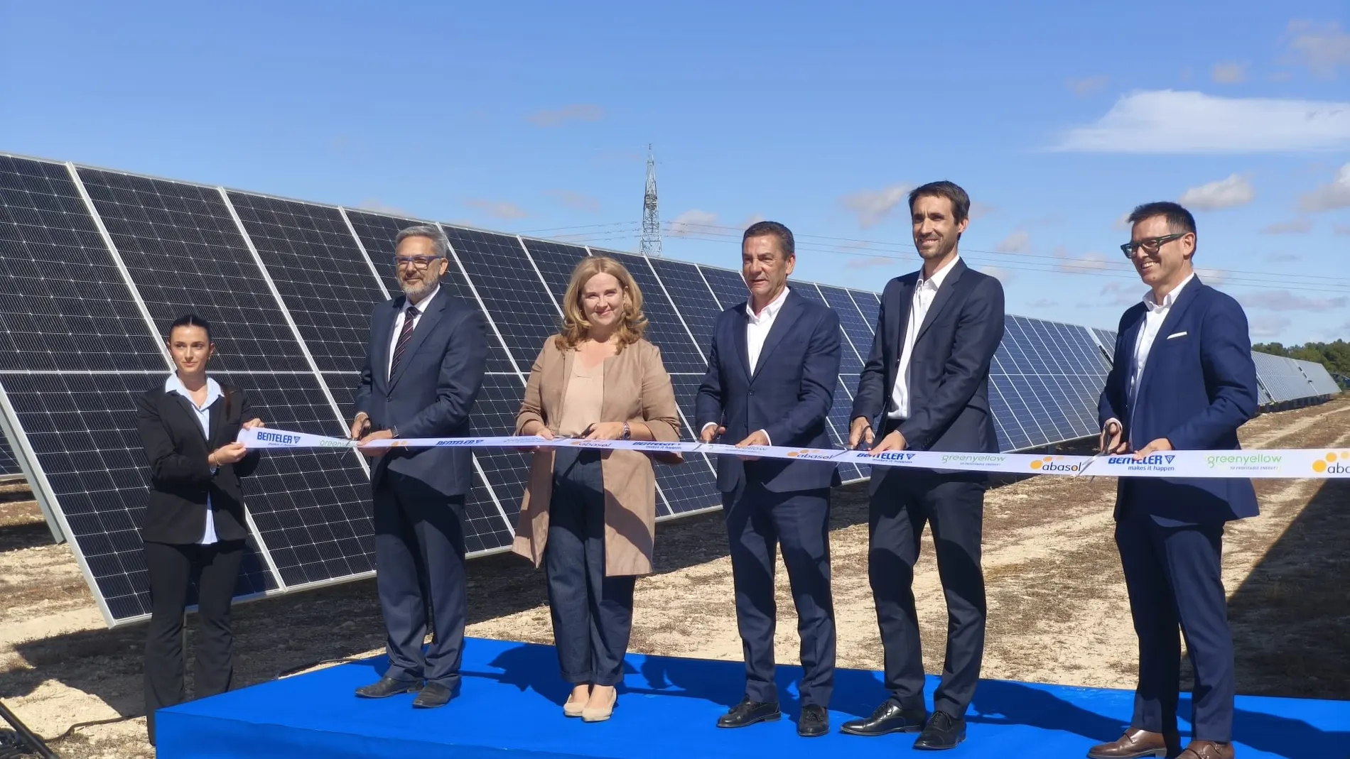La alcaldesa de Burgos, Cristina Ayala en la inauguración de la panta fotovoltaica de Benteler junto al presidente de Europa y director de operaciones de Benteler, Ricardo García; el director de las plantas de Burgos y Palencia de la compañía, Roberto Cosío; el director general de GreenYellow, Nicolas Daunis; y el socio director de Abasol, Ismael Martín