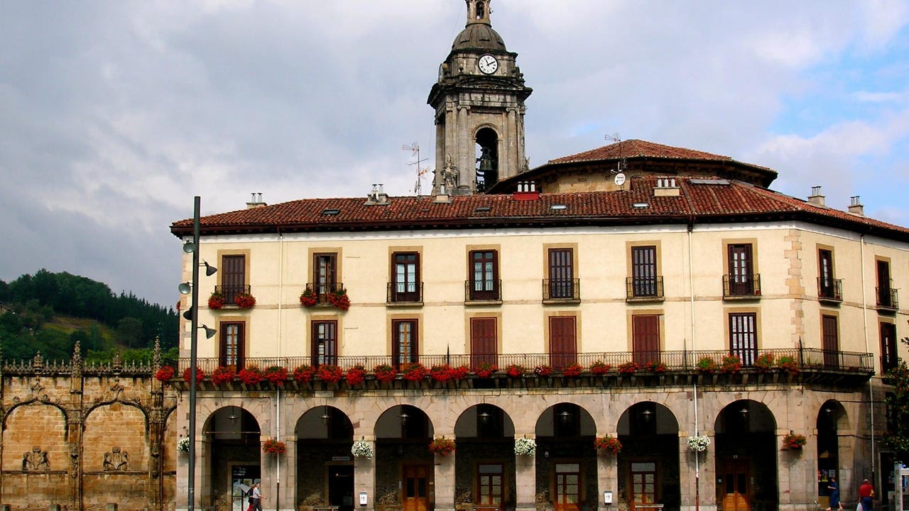 ¿Sabes dónde está la primera universidad del País Vasco? Así es la desconocida villa en la que se esconde