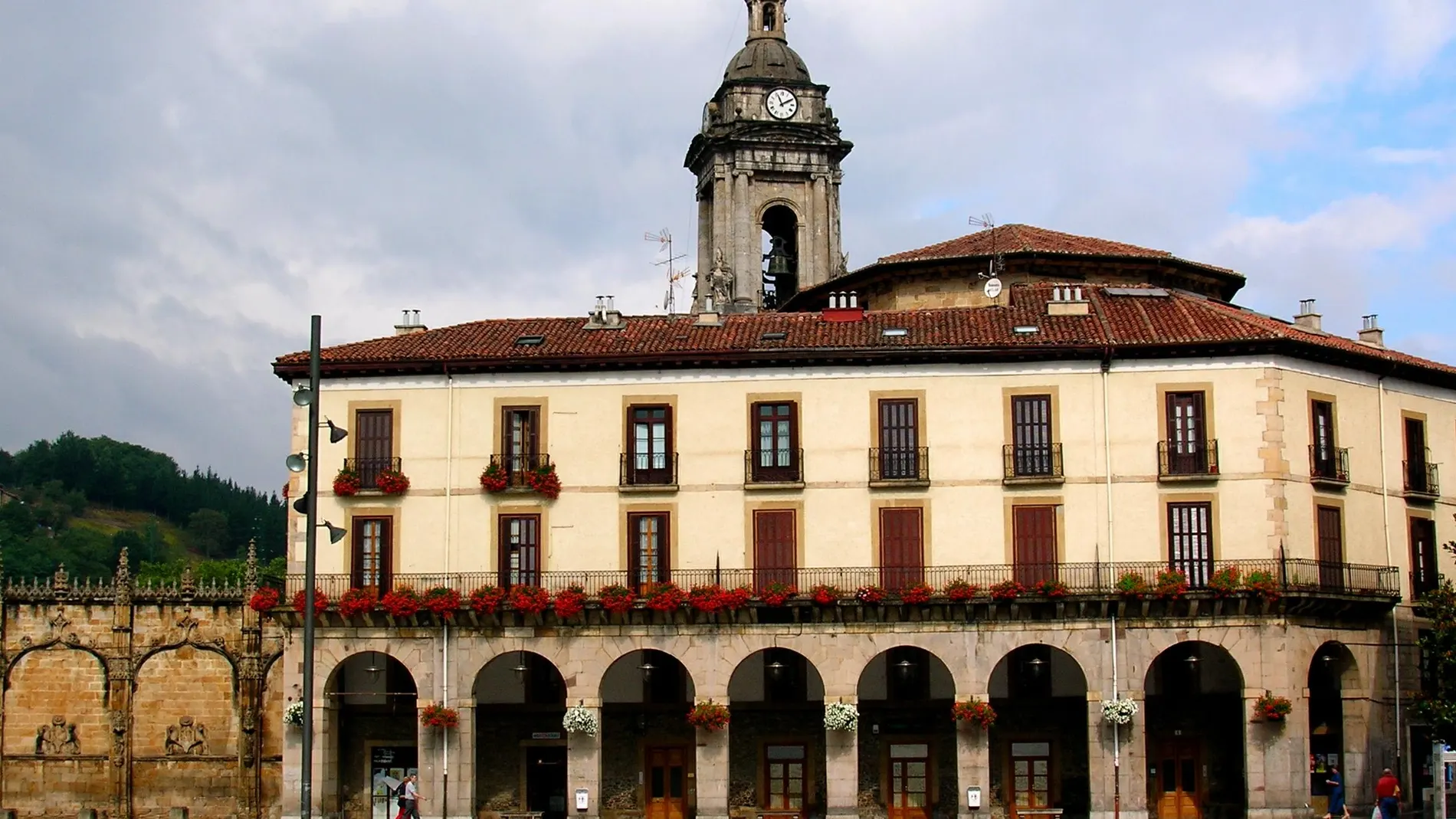 ¿Sabes dónde está la primera universidad del País Vasco? Así es la desconocida villa en la que se esconde