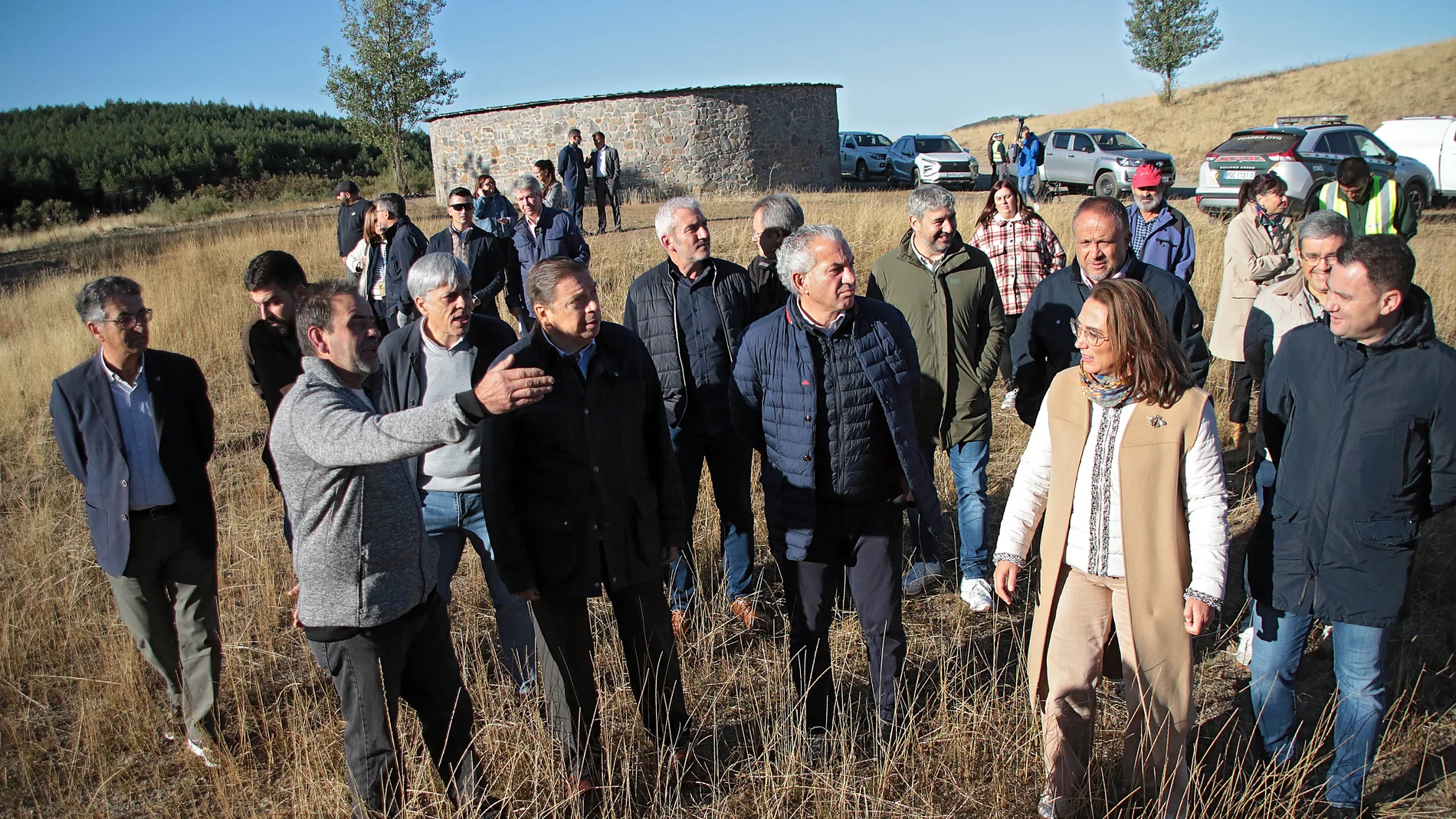 El ministro de Agricultura, Pesca y Alimentación, Luis Planas, visita una explotación ganadera afectadas por los incendios forestales junto a González Corral, Nicanor Sen y Álvarez Courel