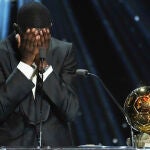 Dembéle, emocionado al recibir el Balón de Oro