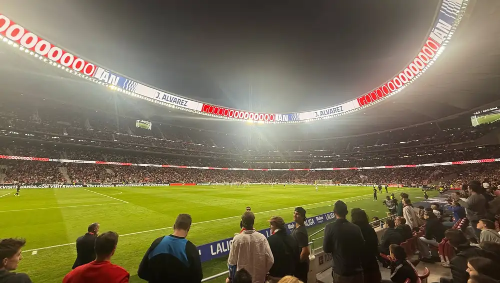 El LG SkyRibbon anunció 3 goles de Julián Álvarez en el frenético Atlético 3 - Rayo Vallecano 2