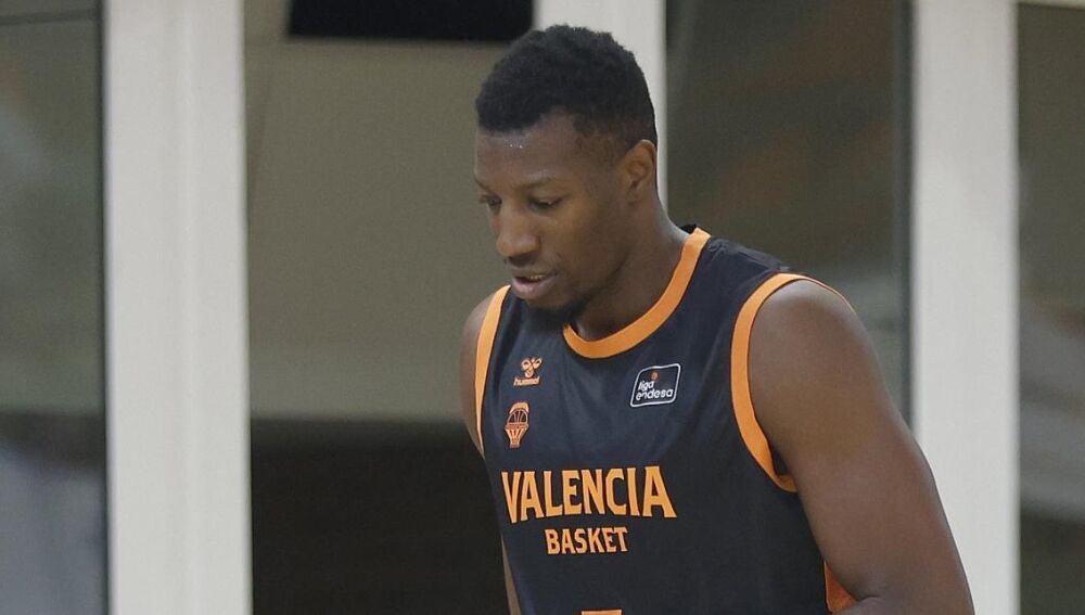 Yankuba Sima, en un partido de pretemporada con el Valencia Basket.
