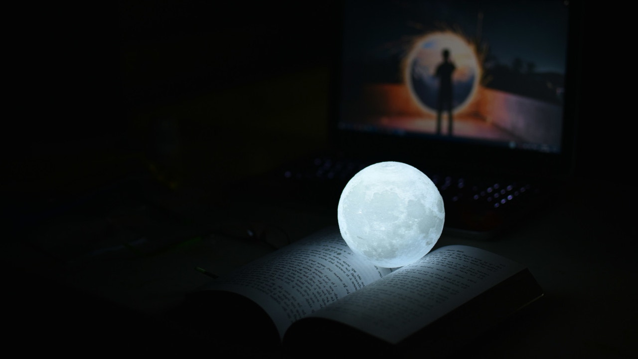 Ni brujería ni mito: un estudio sugiere que el móvil y las luces LED están rompiendo el antiguo vínculo entre la Luna y la menstruación