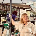 Lola Soriano, escritora: «Mientras el sol se ponga todos los días, podremos amar todos los días»
