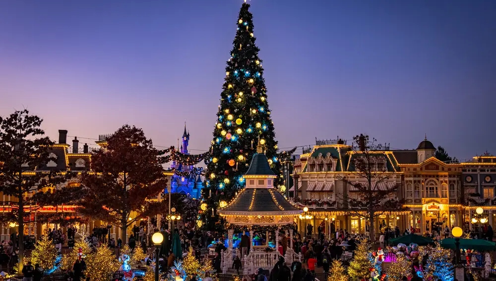 Un majestuoso abeto de Navidad de 24 metros de altura se eleva sobre Main Street, USA en Disneyland Paris